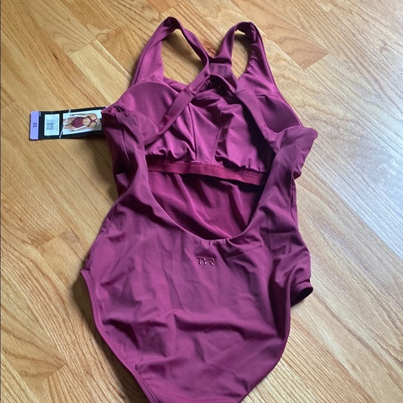 TYR Women’s One Piece Swimsuit - Deep Red NWT - Picture 4 of 4